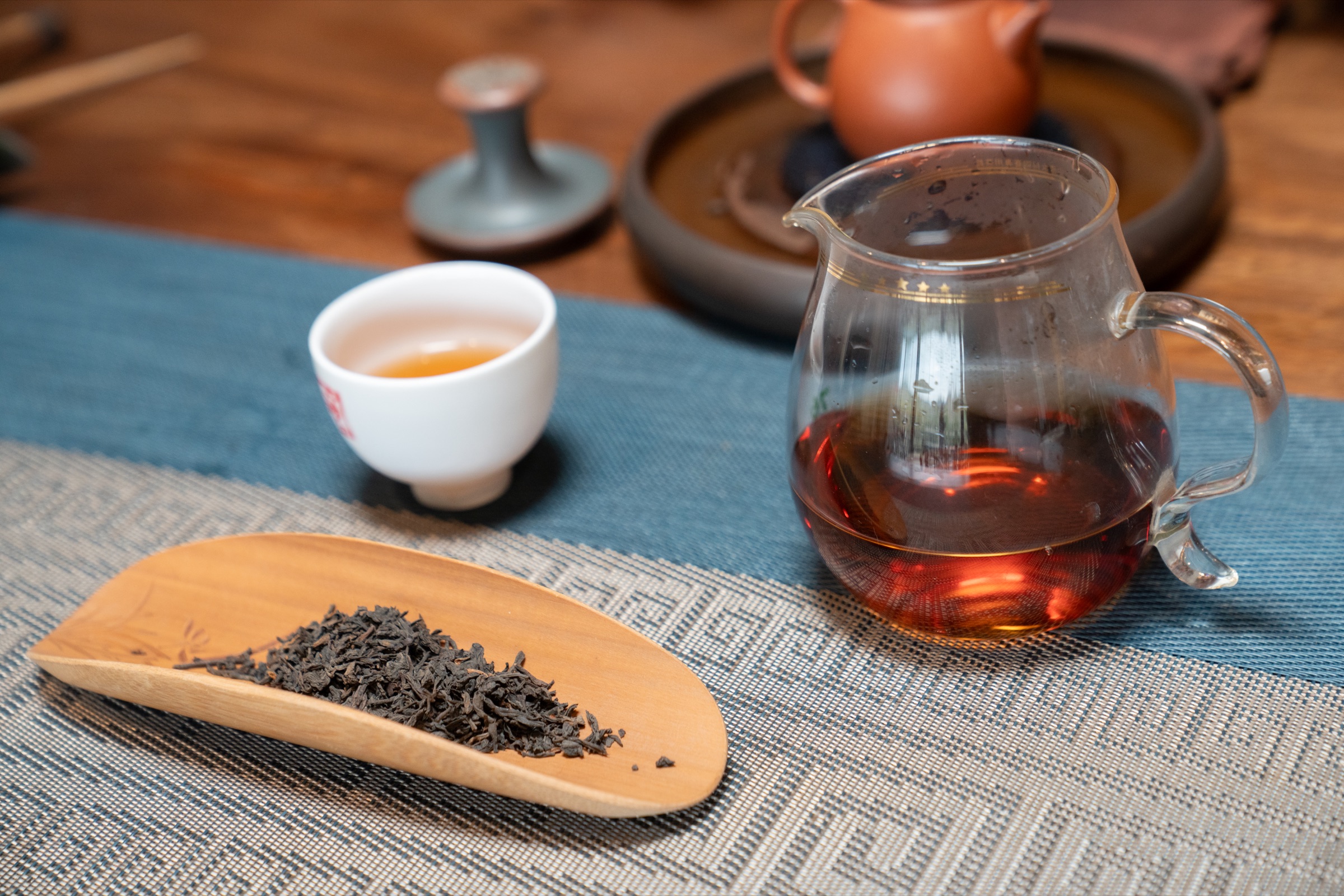 红亮的六堡熟茶茶汤与干茶