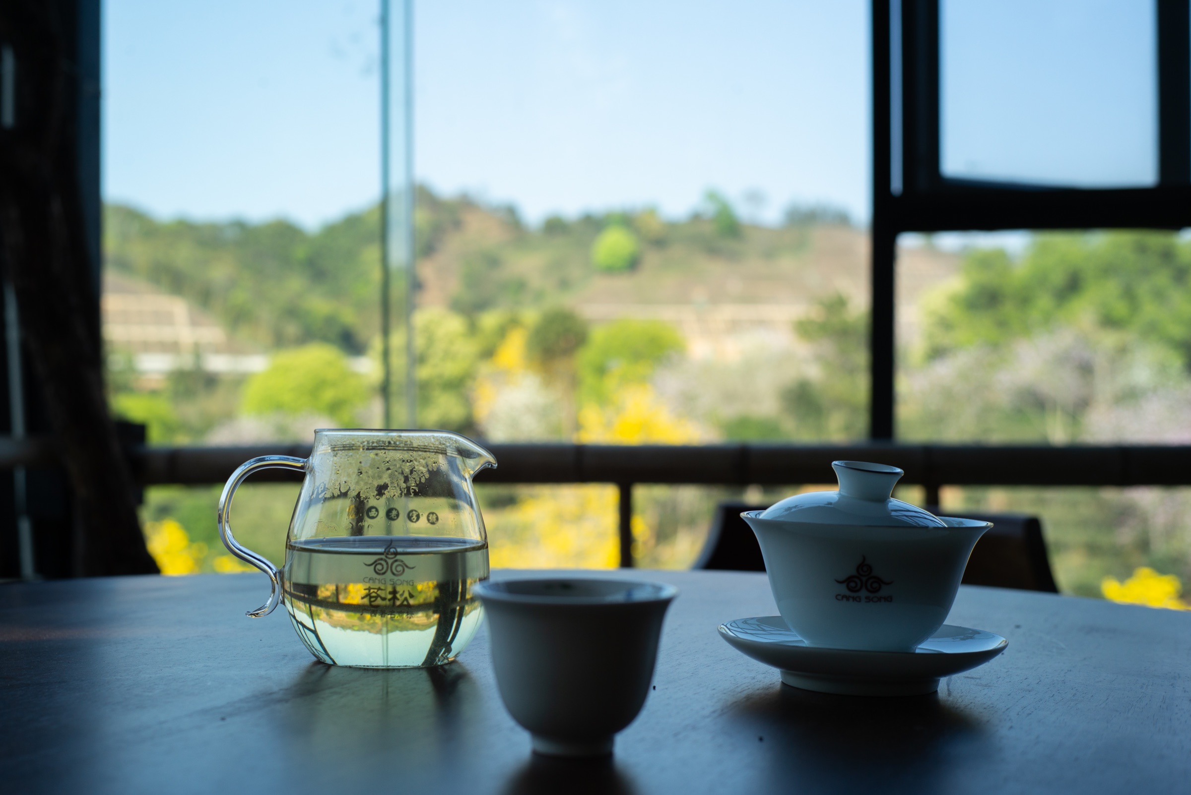 清亮的六堡生茶茶汤与茶具